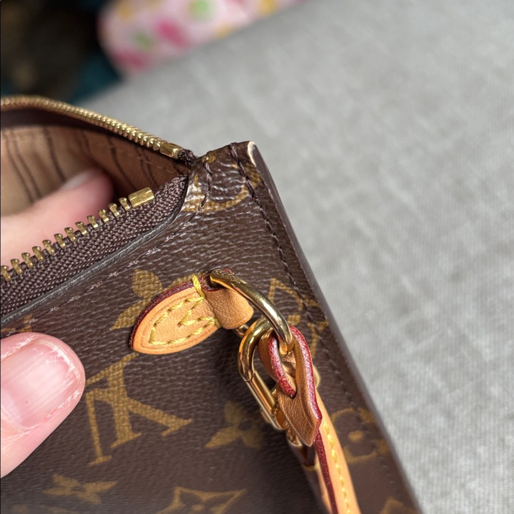 Louis Vuitton pouch - Picture 10 of 12